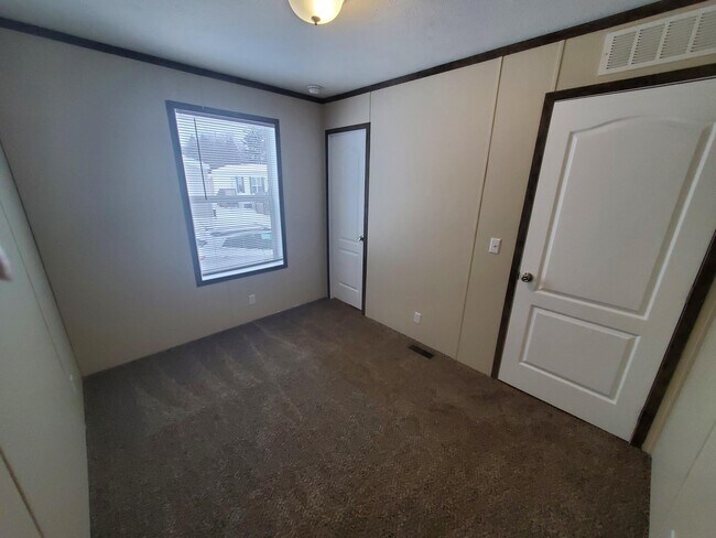 Building Photo - 45 Sparrow Hill Dr