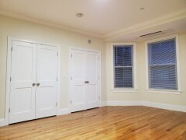 Building Photo - Renovated Brookline / Coolidge Corner 4 Bed/2 Bath on Harris St for September 1st.  NO BROKER FEE