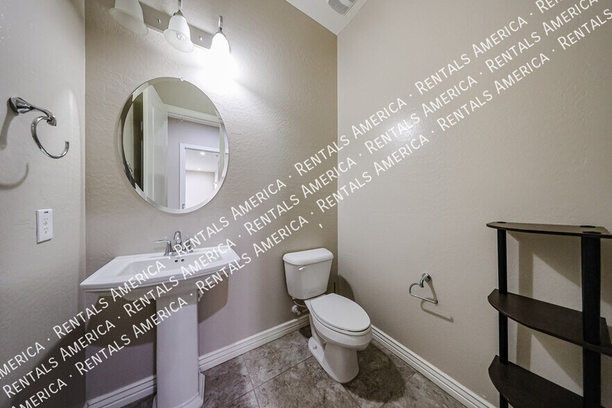 Building Photo - 3375 E Balsam Dr