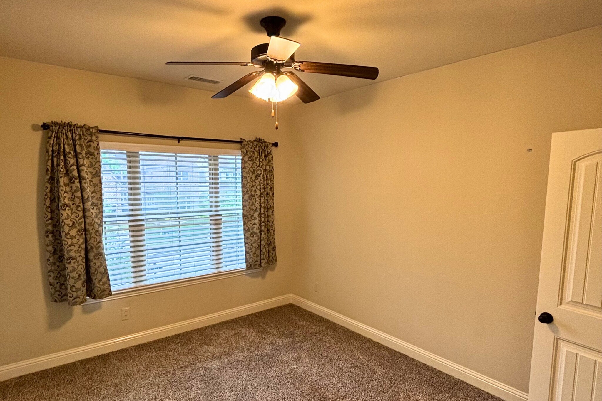 Building Photo - 5547 Lightfoot Ln