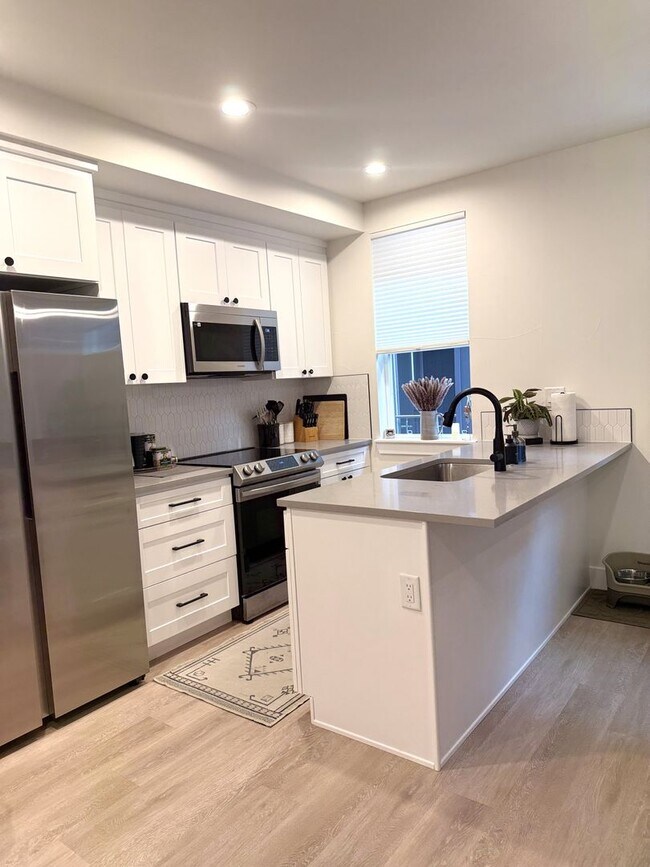 Building Photo - LUX 3BD, 2.5BA University Hills Townhome w...