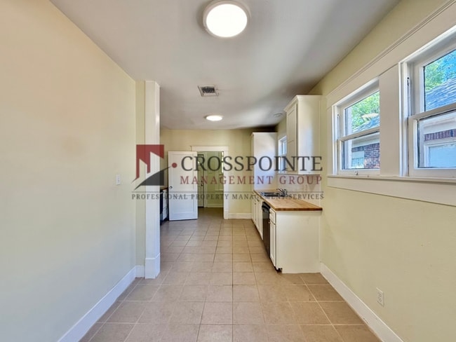 Building Photo - Tour Today! Charming 2 bedroom, 1 Bathroom!