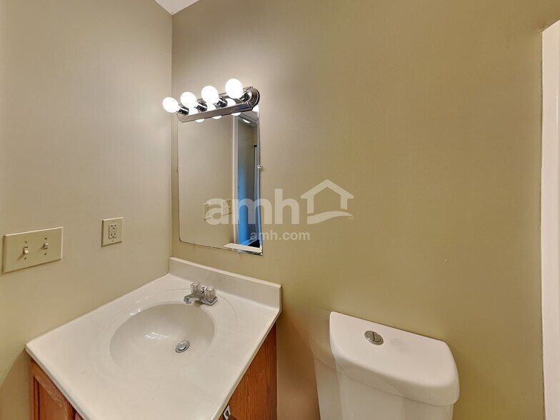 Building Photo - 2419 Hoose Dr