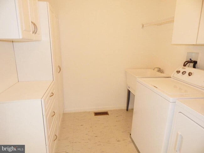 Building Photo - 531 Musket Ct