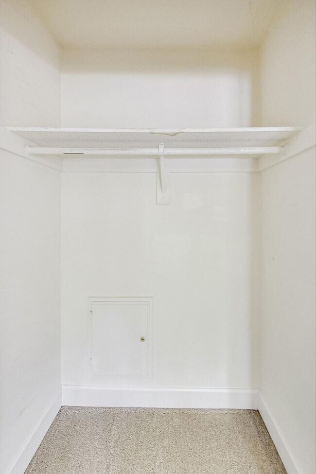 Building Photo - Cool on Cool Spring! Large SF 4 Bed + 2.5 BA