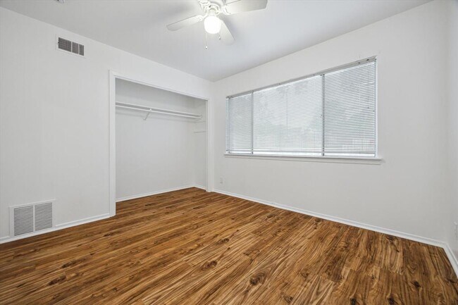 Building Photo - 1304 Mariposa Dr