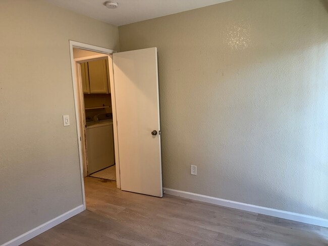 Building Photo - Great 4 Bedroom 3 Bathroom 2000 Sqft. Hous...