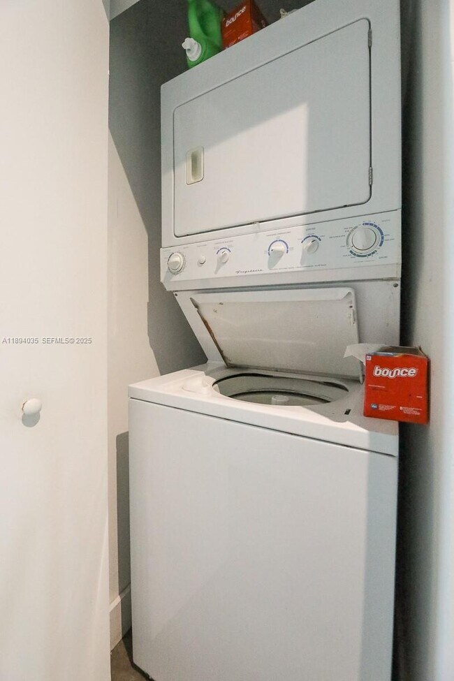 Building Photo - 700 NE 25th St