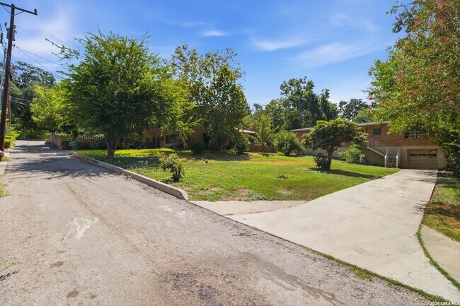 Building Photo - 207 Canyon Dr