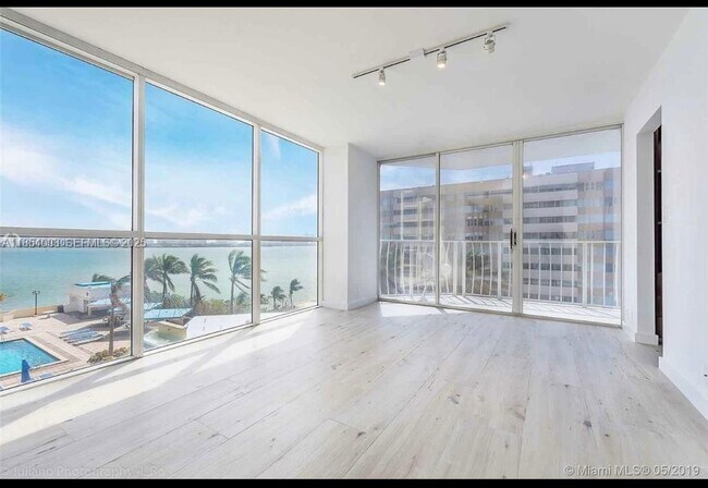 Building Photo - 7601 E Treasure Dr