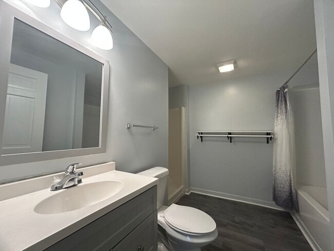 Building Photo - Large 4 bedroom 3 bathroom house in the he...