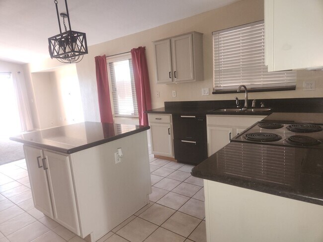 Building Photo - Spacious Home with Mountain views Near Downtown