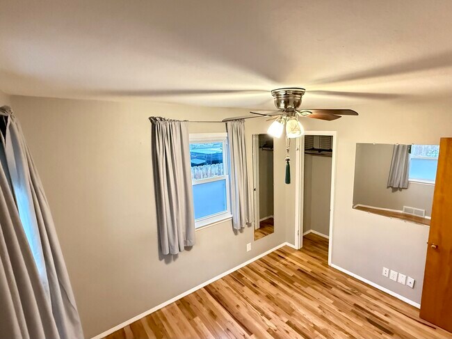 Building Photo - 843 Judson St