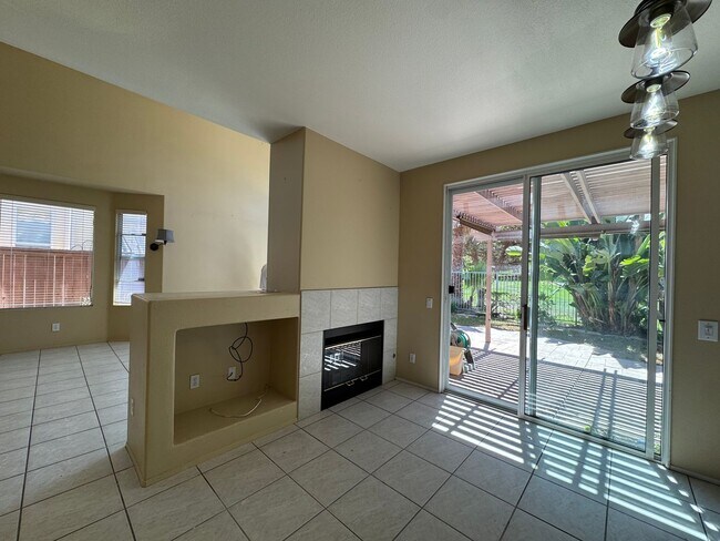 Building Photo - Rent a Beautiful Home Backing the Golf Cou...