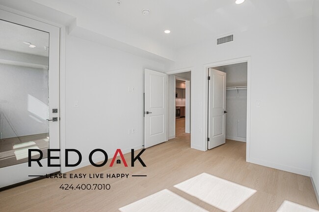 Building Photo - 856 S Gramercy Dr