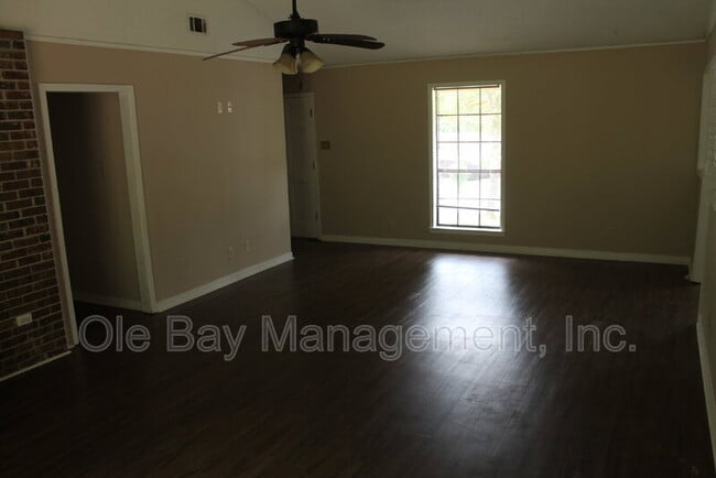 Building Photo - 2010 Sky Vista Dr W