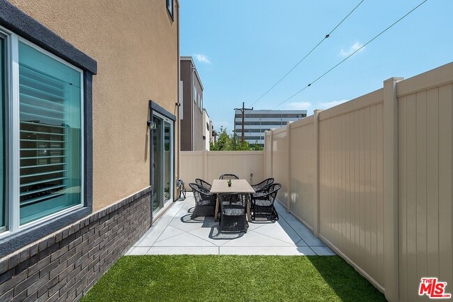 Building Photo - 670 Daniel Freeman Cir