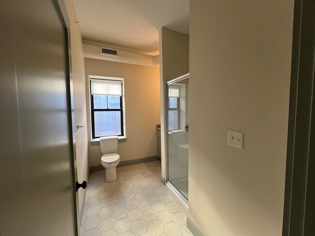 Building Photo - 160 Seabury St