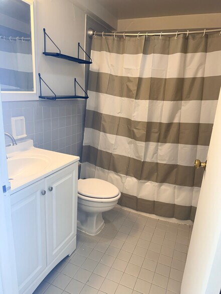 Building Photo - 1121 N Waverly Pl