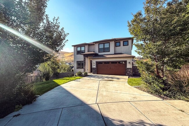 Building Photo - Beautiful 4-Bedroom House with Large Backy...