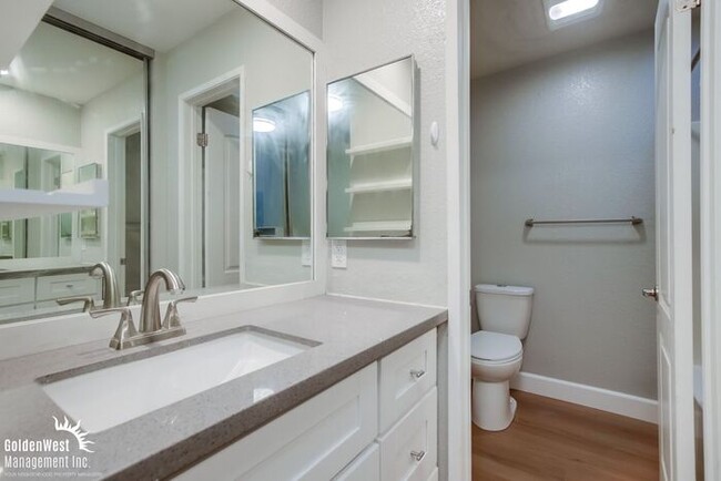 Building Photo - Updated 2Bdm 2Ba Condo in the Creekwood Co...