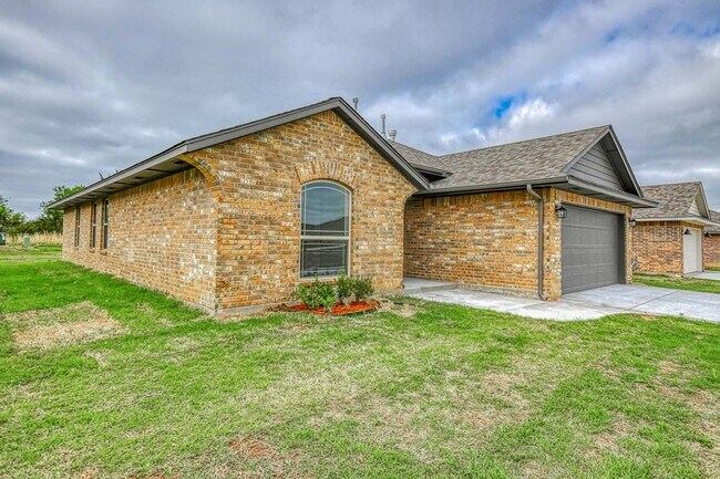 Building Photo - 1016 E Jackrabbit Ln