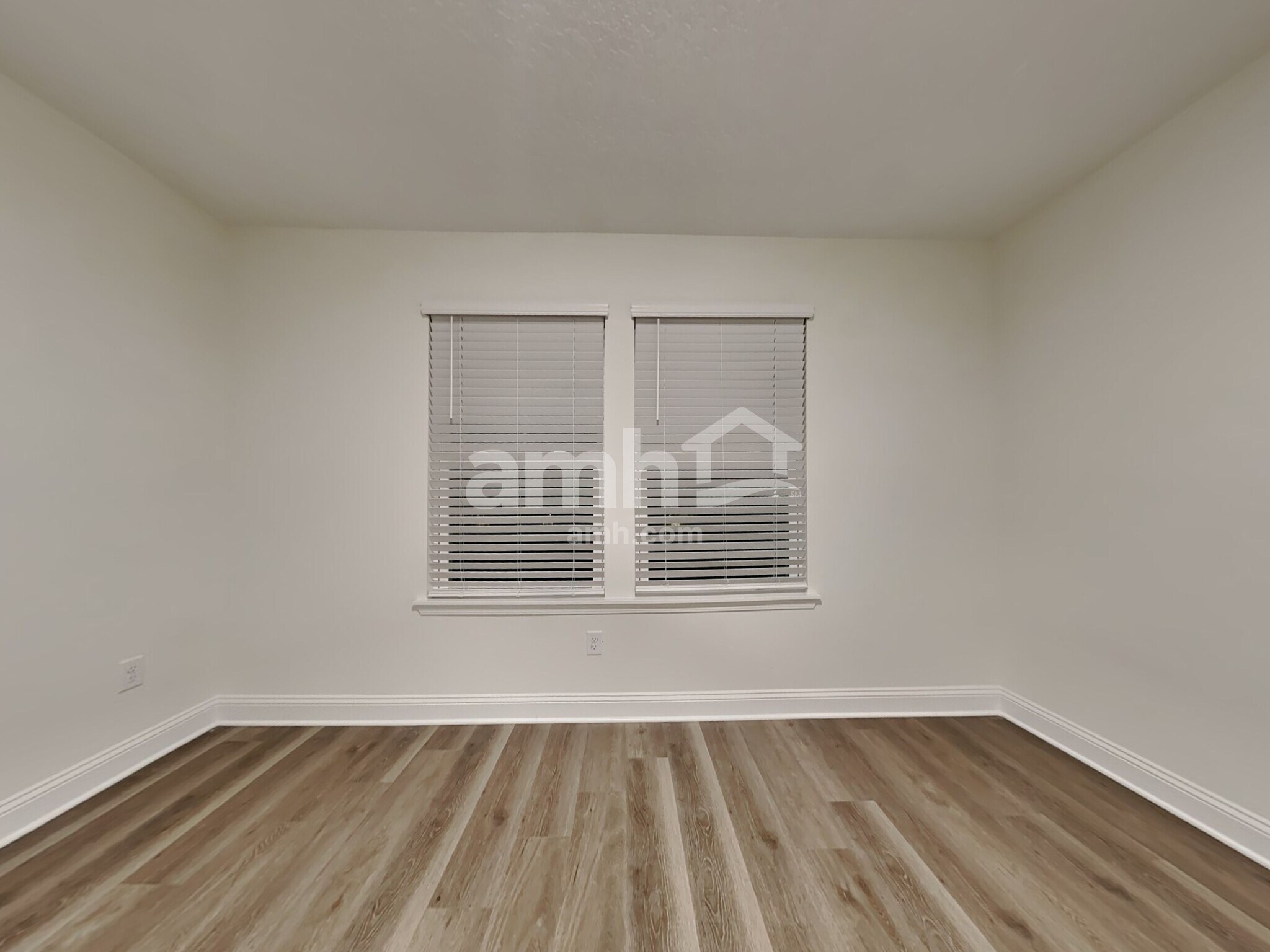 Building Photo - 11638 Hillside Dr