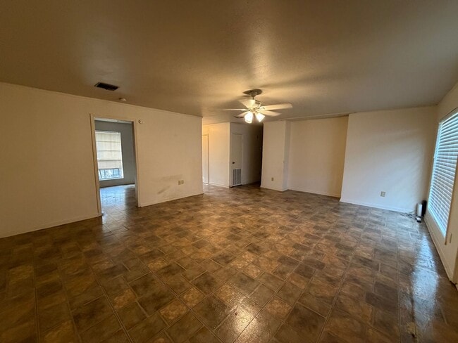 Building Photo - FOR RENT in Sunset!