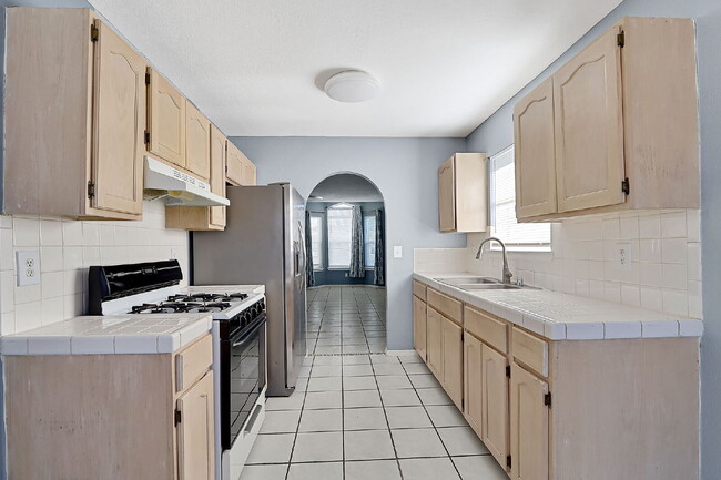 Building Photo - "Charming 3-Bedroom Home in El Paso with Spacious Living Areas – 1251 Sq Ft of Comfort!"