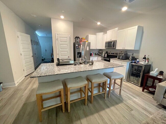 Building Photo - Must see newer Townhome!