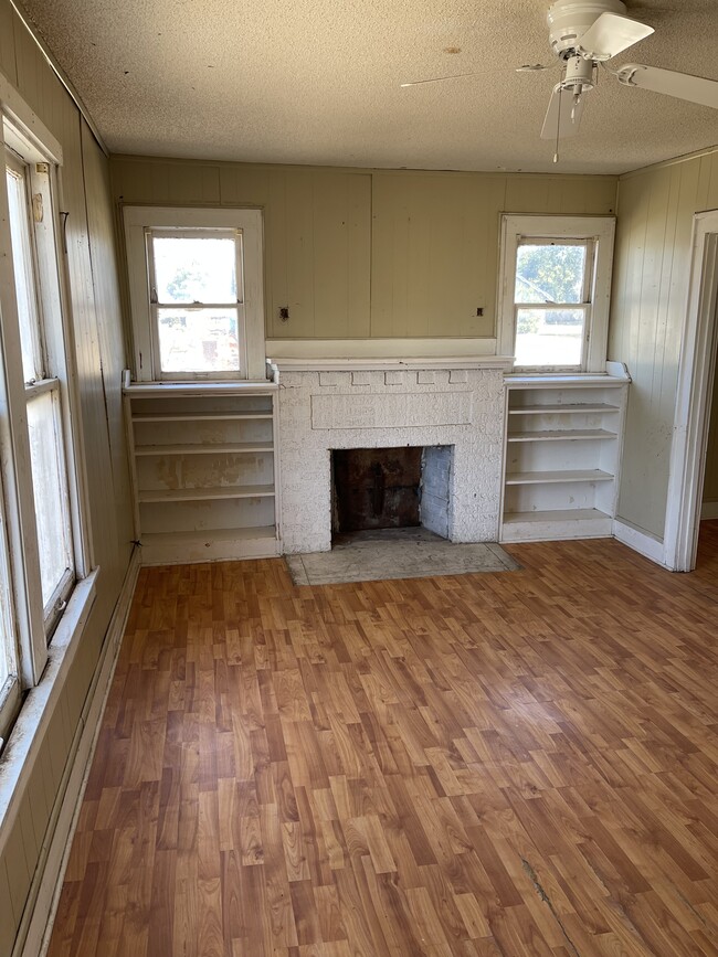 Building Photo - 220 N Main St