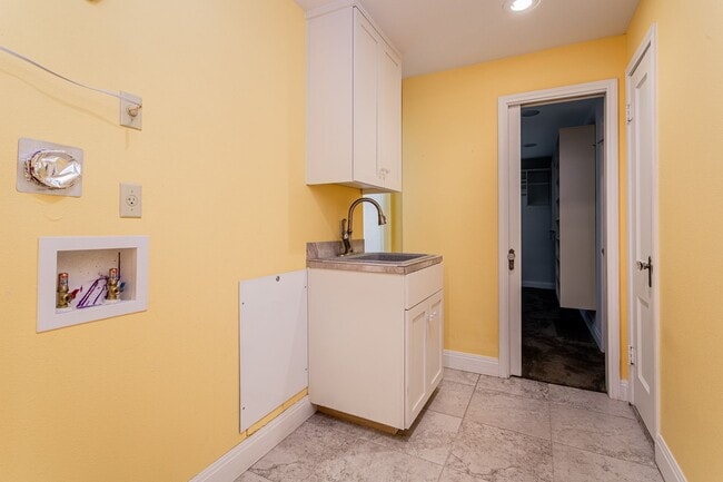 Building Photo - Charming 3 Bed / 2.5 Bath Two-Story Home!