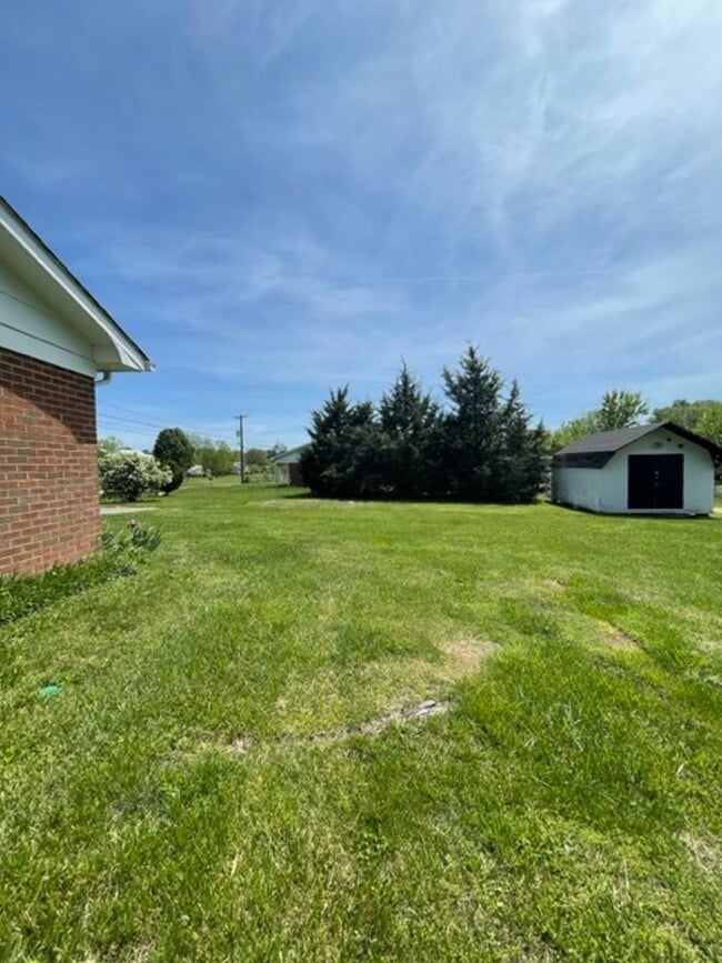 Building Photo - Maryville 37801 - 3 bedroom, 1.5 bath home - Contact Debra Johnson (865) 591-8281