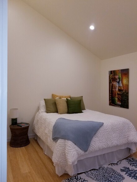 Queen Bed - 45 Hawthorne St