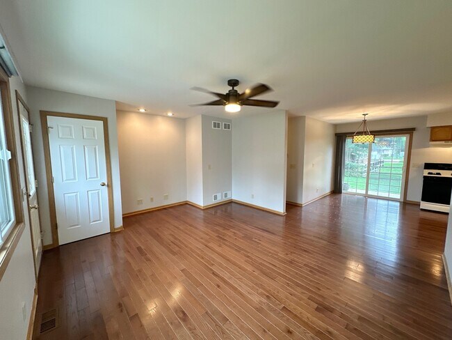 Building Photo - 7103 Hiawatha Dr