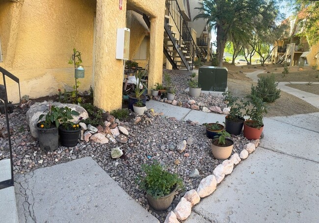 Building Photo - 2 bedroom, 1.5 baths, Boulder Hills condo
