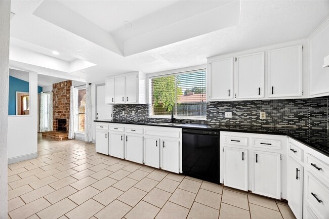 Building Photo - 3031 Shawnee Dr