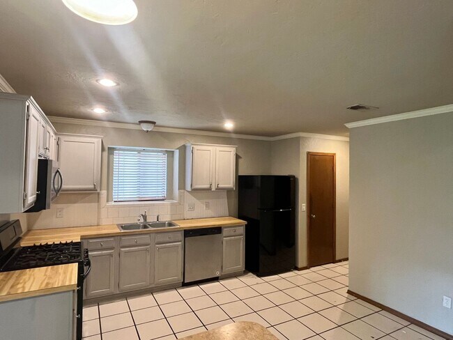 Building Photo - Great 3 Bed 2 Bath In Edmond