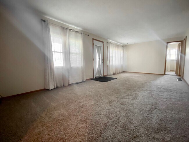 Building Photo - Three Bedroom in Battle Creek