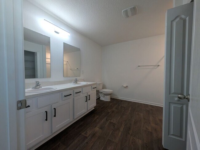 Building Photo - ENTRADA SUBDIVISION - THIS 4/2/3 HOME WITH OVER 2,140 sqft AND FENCED REAR YARD IS NOW AVAILABLE!!