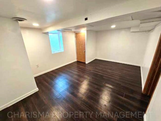 Building Photo - 805 4th St