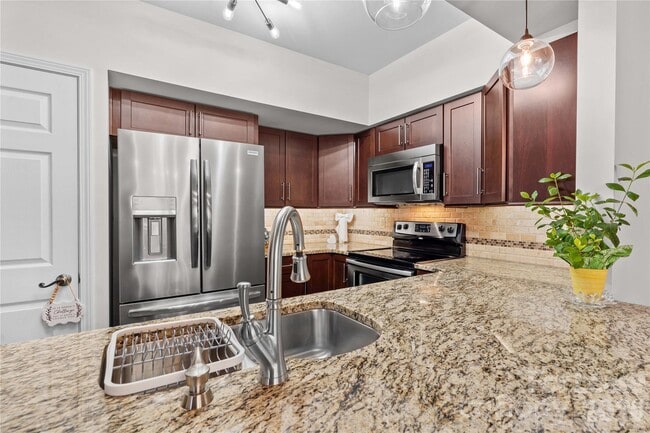 Building Photo - 19843 Henderson Rd