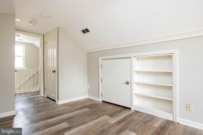 Building Photo - 212 E Cuthbert Blvd