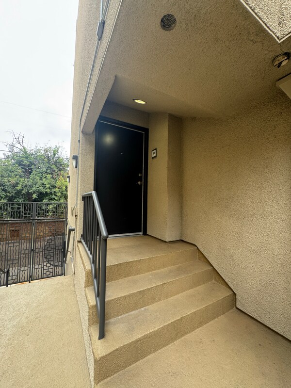 Building Photo - 13012 Riverside Dr