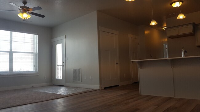 Building Photo - Beautiful 3 Bd, 2 Ba Condo with Garage Parking