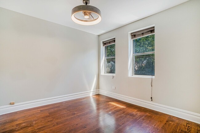 Building Photo - 4640 N Kenmore Ave