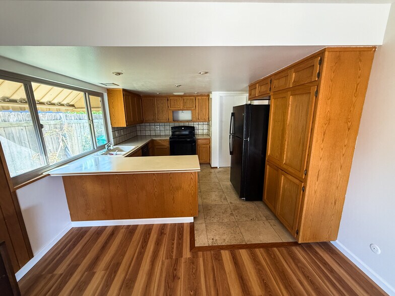 Building Photo - 7003 Batista St