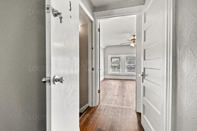 Building Photo - 319 W Lee St