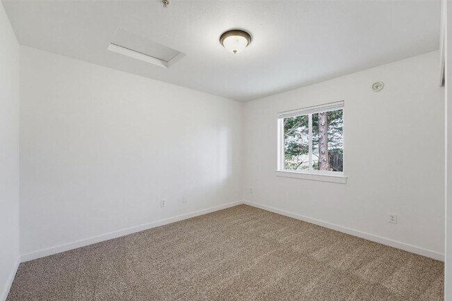 Building Photo - Spacious Puyallup Townhouse | 3-Bed Home with Main-Floor Primary Suite & Stainless Steel Appliances!