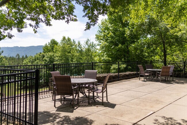 Building Photo - 3 Bedroom Townhouse Style Apartments END U...